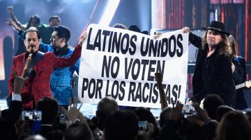 Los integrantes de Maná y Los Tigres del Norte unieron sus voces y activismo en el escenario de los Latin Grammy 2015.