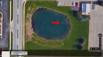 El estanque en Body Manor, en Michigan, como se ve en Google Maps.