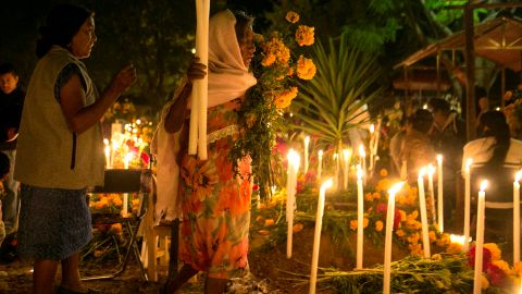 Habitantes ofrendan comida, bebidas y flores a sus muertos y los acompañan durante toda la noche