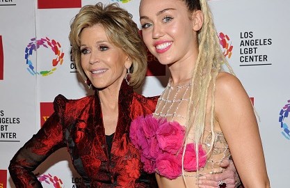 La actriz Jane Fonda y la cantante Miley Cyrus fueron las protagonistas de los premios entregados por Los Angeles LGBT Center.