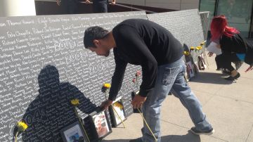 Frente al edificio del LAPD se encuentra un altar donde están grabados los nombres de personas que han muerto a manos del LAPD.