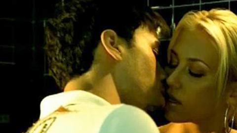 Enrique Iglesias y la tenista Anna Kournikova en "Escape".
