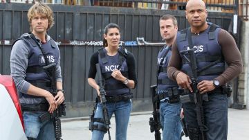 El elenco de "NCIS: Los Angeles" tratando de resolver uno de sus numerosos casos.