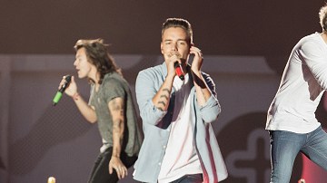 La banda británica One Direction asegura que los caros teléfonos móviles suelen volar en su escenario.