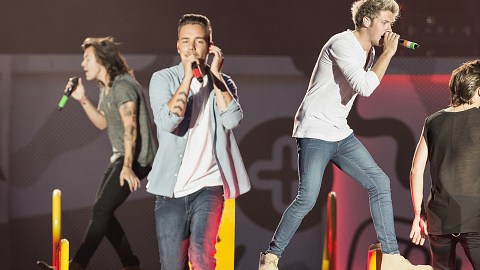 La banda británica One Direction asegura que los caros teléfonos móviles suelen volar en su escenario.