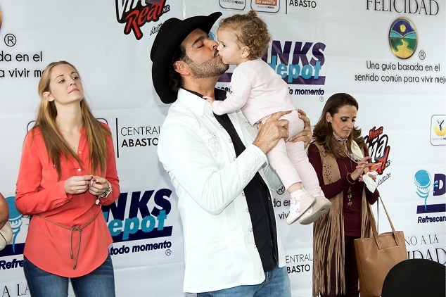 Pablo Montero con su esposa, en la izq., y su hija más pequeña.
