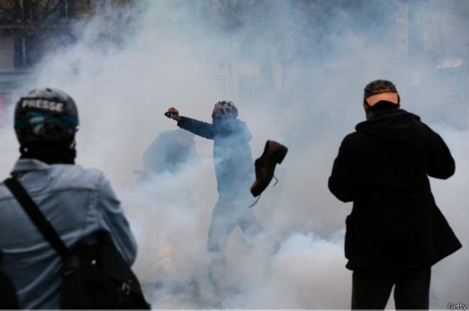 La policía de París hizo frente a algunos manifestantes con gas lacrimógeno.
