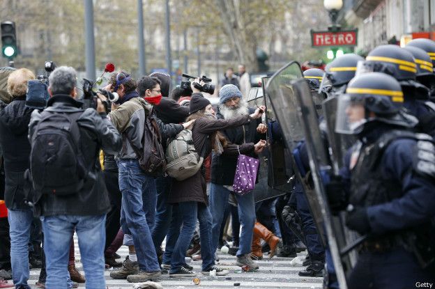 Pero al llegar a la plaza de la República tuvo lugar un enfrentamiento entre algunos de los participantes y la policía.