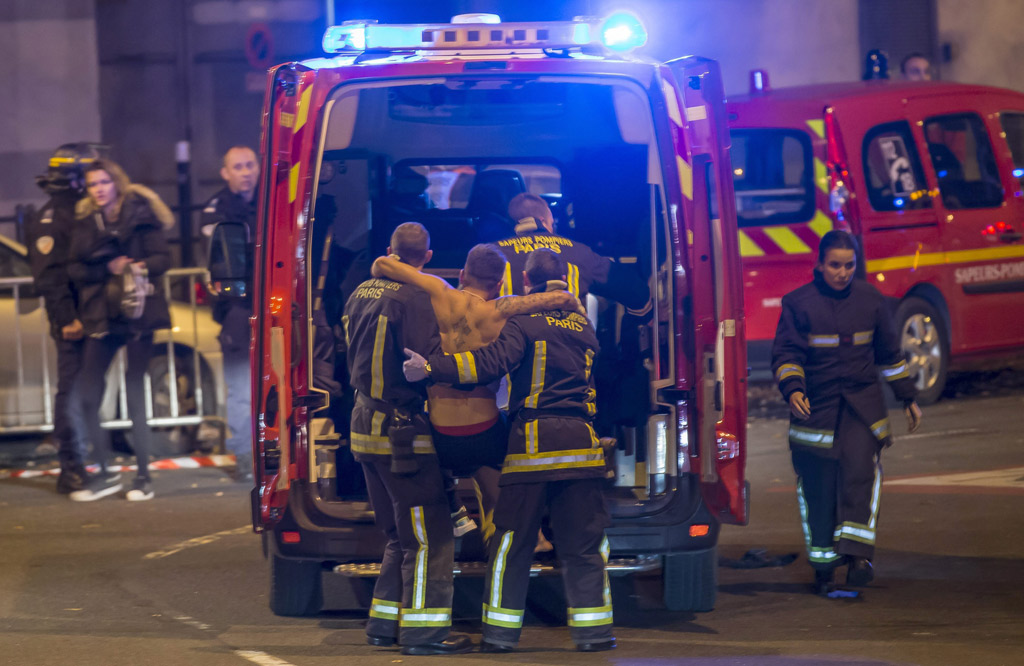 Uno de los heridos en la zona del Estadio de Francia sube a una ambulancia.