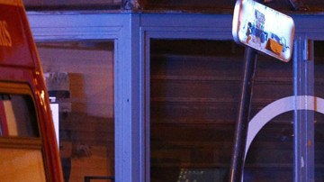 Heridos son evacuados en el exterior de la sala de conciertos Bataclan.