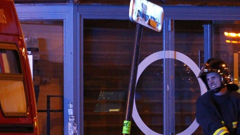 Heridos son evacuados en el exterior de la sala de conciertos Bataclan.