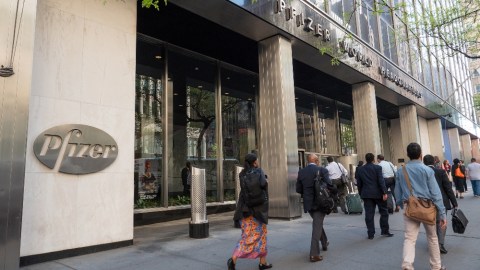 Edificio Pfizer en Midtown Manhattan./Shutterstock