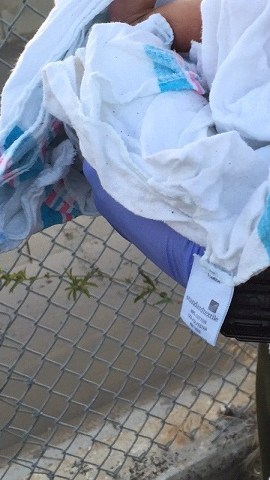 La recién nacida que estaba debajo de unas piezas de asfalto y basura dentro de un agujero al lado de un sendero para bicicletas. /SUMINISTRADA