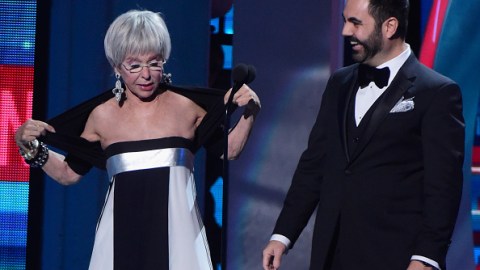 La actriz Rita Moreno impresiona al bailar música urbana y hasta su copresentador Enrique Santos queda sorprendido.