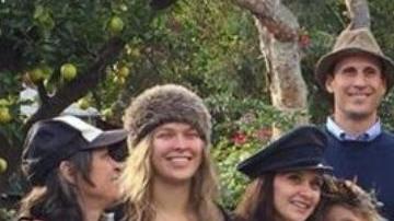 Ronda y su familia sonríen en Acción de Gracias.