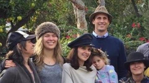 Ronda y su familia sonríen en Acción de Gracias.