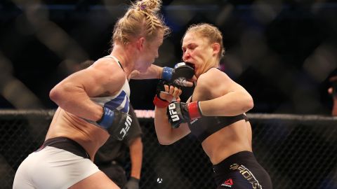 Holly Holm (izq.) conecta un puñetazo sobre el rostro de Ronda Rousey.