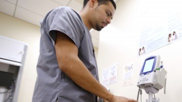 Marvin Jeovanni Velazco Solís recibe atención médica en la clínica St. John's.