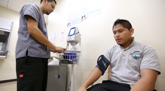 Marvin Jeovanni Velazco Solís recibe atención médica en la clínica St. John's.