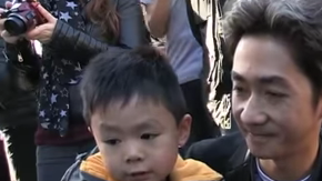 Papá e hijo hablan sobre lo ocurrido en París.