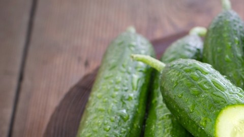 Los CDC recomiendan desechar el producto, conocido como "pepino americano" que tiene un color verde oscuro, para evitar el riesgo de contagio.