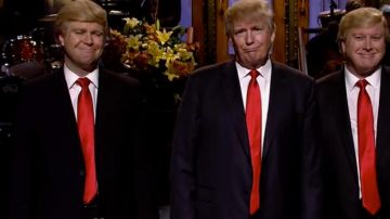 Donald Trump (centro), rodeado de actores que lo encarnan en 'SNL', durante el monólogo del sábado.