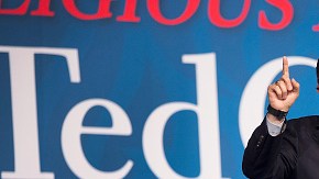 Ted Cruz, hijo de un ministro evangélico cubano y de una madre estadounidense, nació en Alberta, Canadá pero es considerado "natural" de Estados Unidos. Sus propuestas son muy parecidas y hasta más radicales que las de Donald Trump