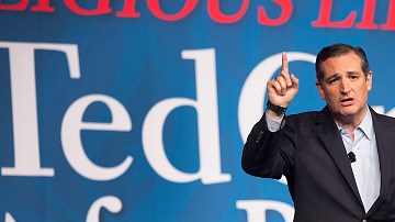 Ted Cruz, hijo de un ministro evangélico cubano y de una madre estadounidense, nació en Alberta, Canadá pero es considerado "natural" de Estados Unidos. Sus propuestas son muy parecidas y hasta más radicales que las de Donald Trump