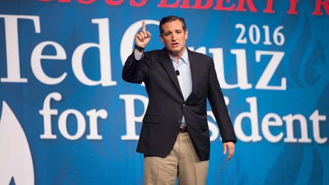 Ted Cruz, hijo de un ministro evangélico cubano y de una madre estadounidense, nació en Alberta, Canadá pero es considerado "natural" de Estados Unidos. Sus propuestas son muy parecidas y hasta más radicales que las de Donald Trump