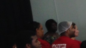 A una semana del también llamado Día del Pavo, cientos de indigentes y personas de bajos recursos se reunieron en Skid Row para comer pavo frito y recibir artículos de higiene personal en un evento organizado por Union Rescue Mission. /ISAIAS ALVARADO