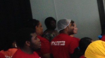 A una semana del también llamado Día del Pavo, cientos de indigentes y personas de bajos recursos se reunieron en Skid Row para comer pavo frito y recibir artículos de higiene personal en un evento organizado por Union Rescue Mission. /ISAIAS ALVARADO