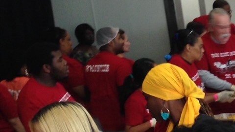 A una semana del también llamado Día del Pavo, cientos de indigentes y personas de bajos recursos se reunieron en Skid Row para comer pavo frito y recibir artículos de higiene personal en un evento organizado por Union Rescue Mission. /ISAIAS ALVARADO