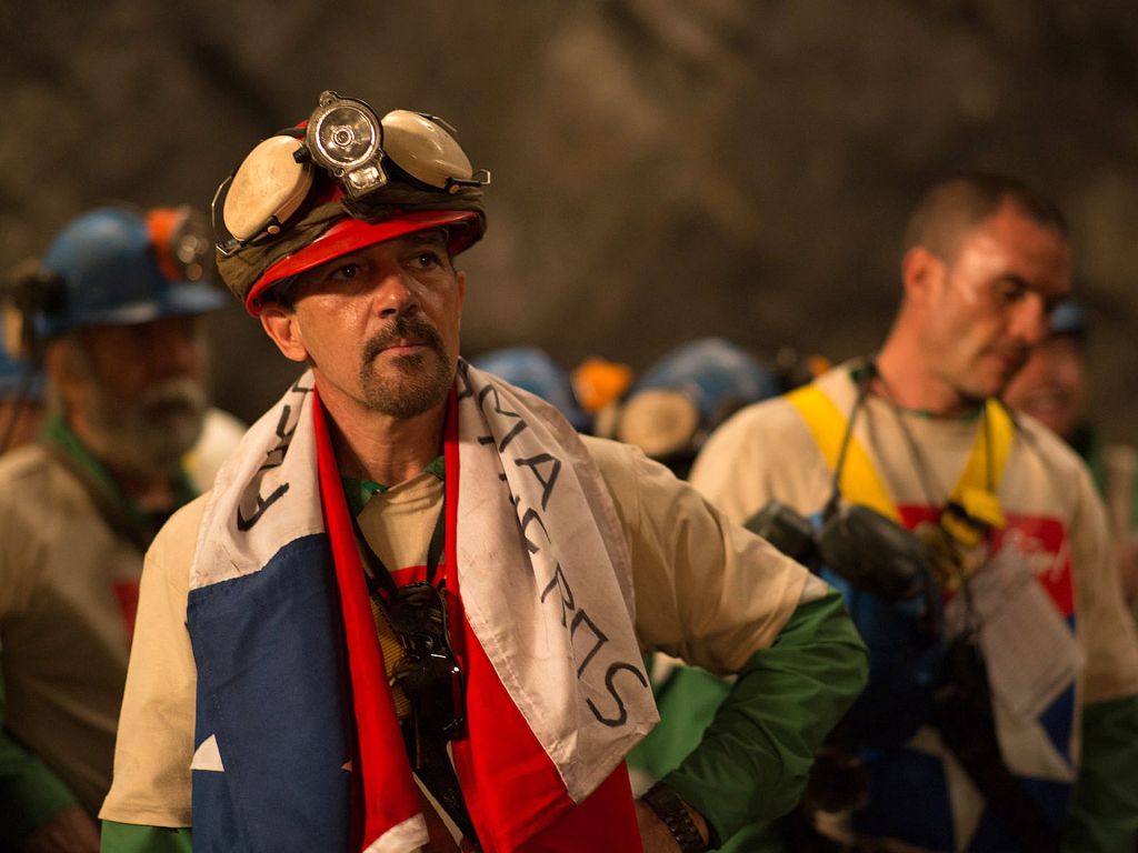 Los 33 mineros de la película, con Banderas al frente.
