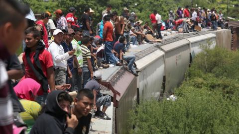 Migrantes centroamericanos en el tren ‘La Bestia’ durante su travesía por México para llegar a Estados Unidos.