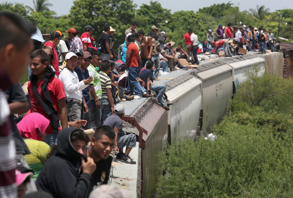 Migrantes centroamericanos en el tren ‘La Bestia’ durante su travesía por México para llegar a Estados Unidos.