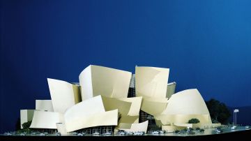 Edificios como el Walt Disney Concert Hall de LA (maqueta en la imagen) son analizados en la exhibición.