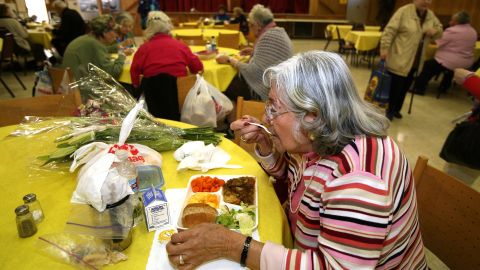 Los adultos mayores en los asilos tienen derechos. (Archivo/La Opinión)