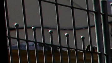 Opositores a las enmiendas constitucionales protestan cerca de la Asamblea Nacional, en Quito.