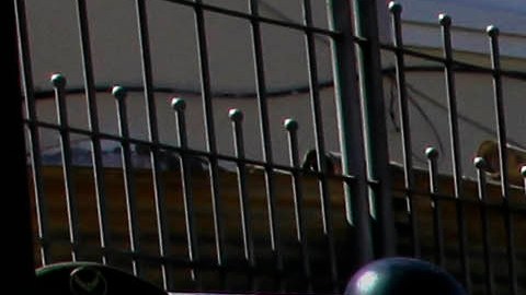 Opositores a las enmiendas constitucionales protestan cerca de la Asamblea Nacional, en Quito.