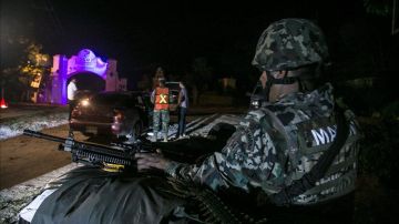 integrantes de la Marina armada mexicana inspeccionan vehículos en búsqueda del narcotraficante Joaquín "El Chapo" Guzmán.