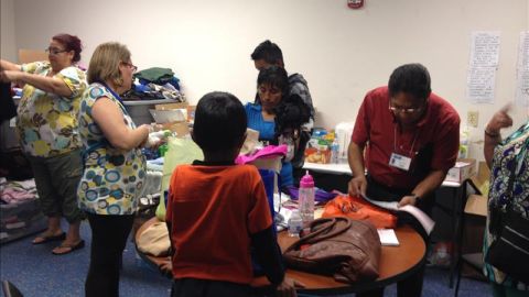 Activistas reparten ropa y comida a familias de bajos ingresos de Los Ángeles.
