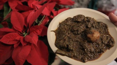 un plato de "romeritos", tradicional cena de Navidad en Ciudad de México.