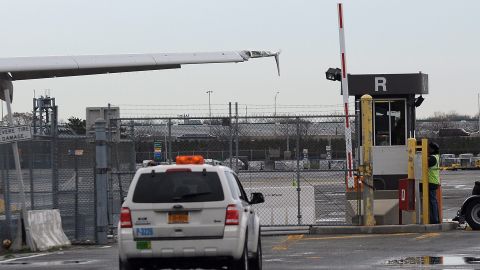 Los pasajeros fueron evacuados del avión de Spirit en La Guardia.