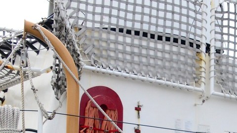 Agentes de la Guardia Costera interceptan una panga que traficaba marihuana y metanfetamina.