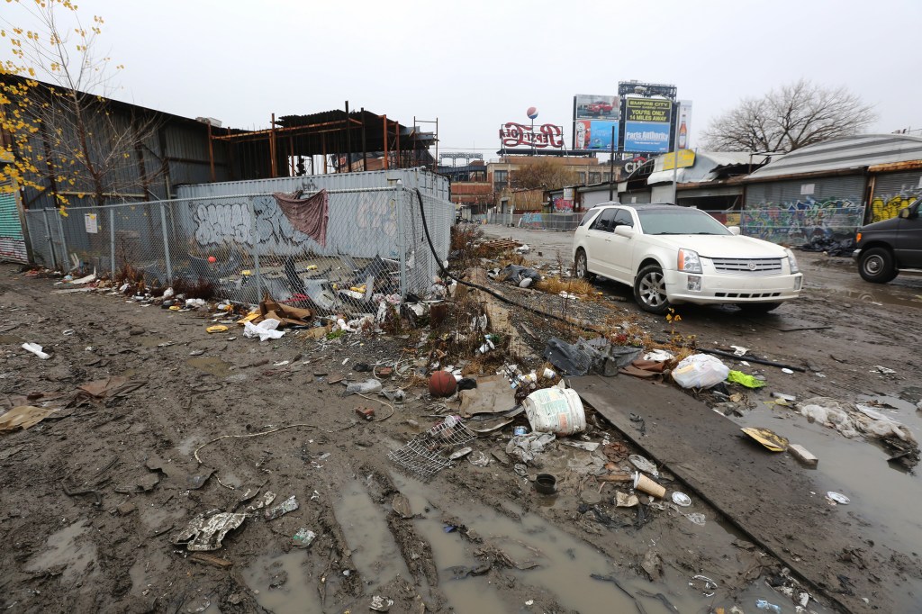 Vista de como hoy es Willets Point, donde la mayoria de los negocios se han mudado, y todavia hay algunos en la sombra del opulento estadio Citi Field, casa de los METS en Queens. Foto Credito: Mariela Lombard / El Diario.