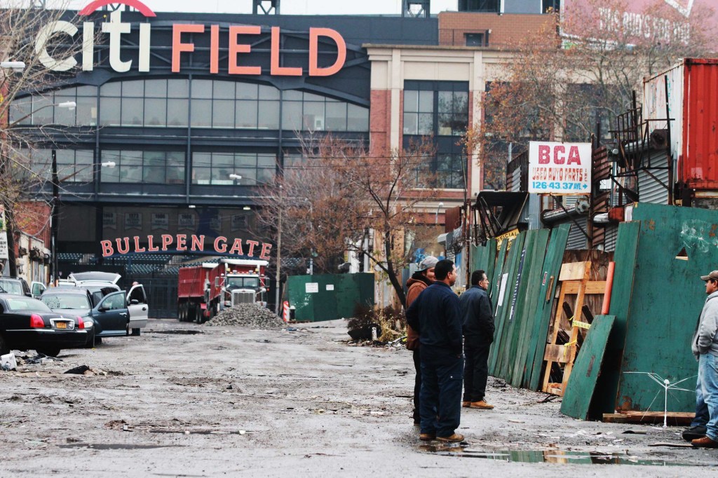 Vista de como hoy es Willets Point, donde la mayoria de los negocios se han mudado, y todavia hay algunos en la sombra del opulento estadio Citi Field, casa de los METS en Queens. Foto Credito: Mariela Lombard / El Diario.