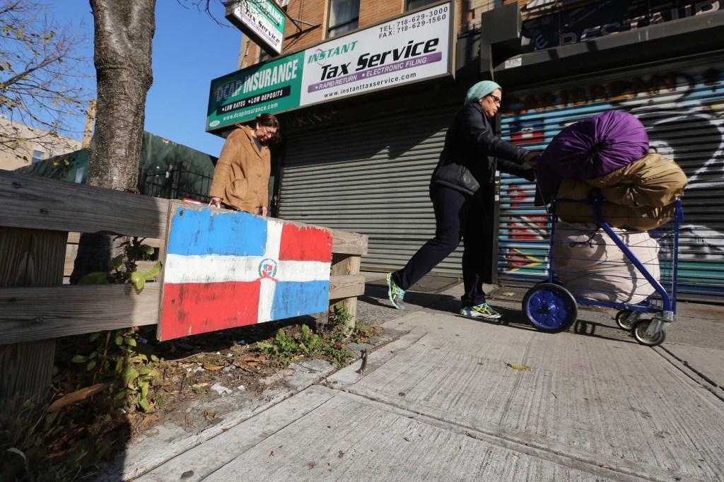 Bandera Dominicana pintada en el barrio. Mariela Lombard / El Diario.