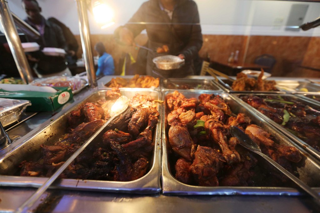 La gastronomía jamaiquina es popular en el barrio . Foto: Mariela Lombard / El Diario.