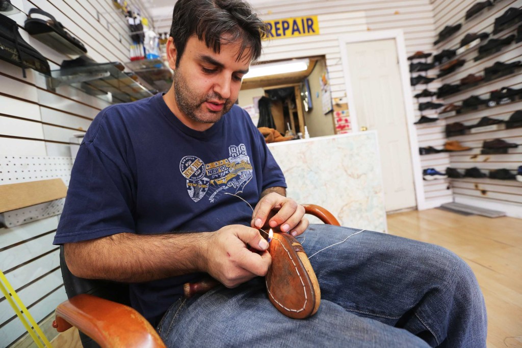 Steve Abramovich, dueño de Steve Shoe Repair. Nuestros Barrios Prospect Lefferts Gardens in Brooklyn.  Mariela Lombard / El Diario.