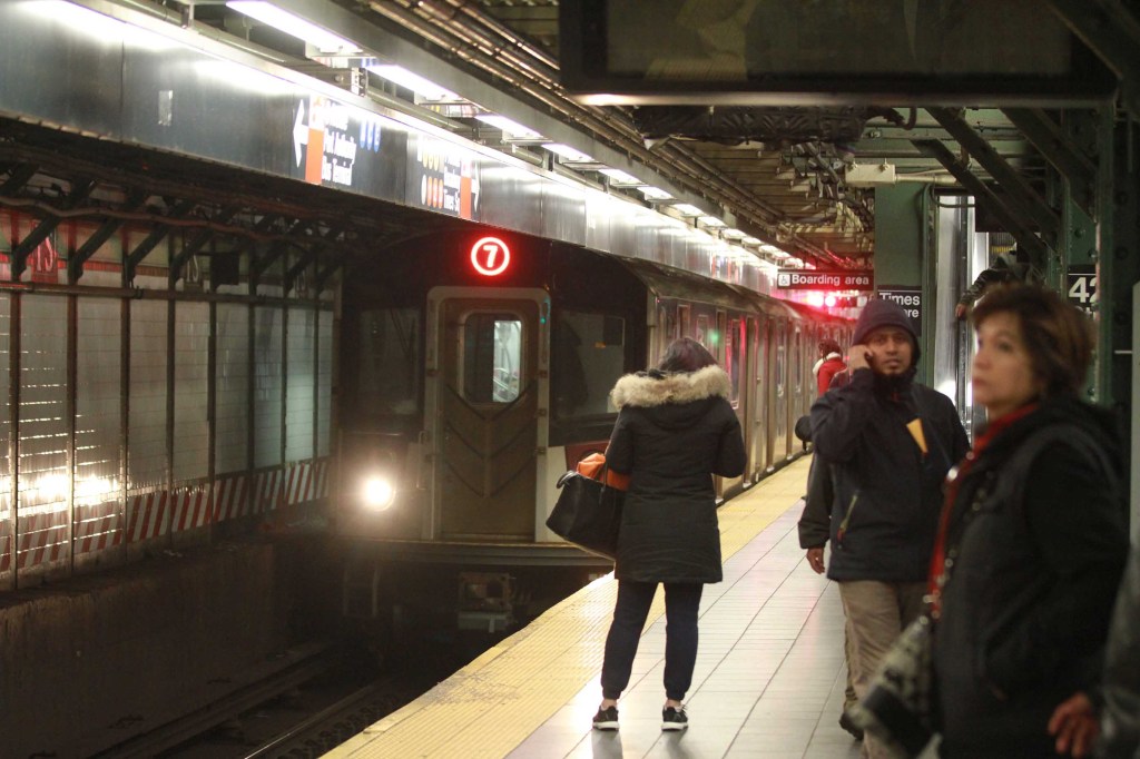 Usuarios del tren 7 entre Manhattan y Queens. Foto Credito: Mariela Lombard / El Diario.